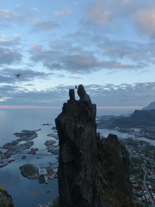 Svolværgeita i Lofoten er en dramatisk fjellformasjon, som blir et spektakulært skue også når den filmes med drone (til venstre skimtes den i bildet).