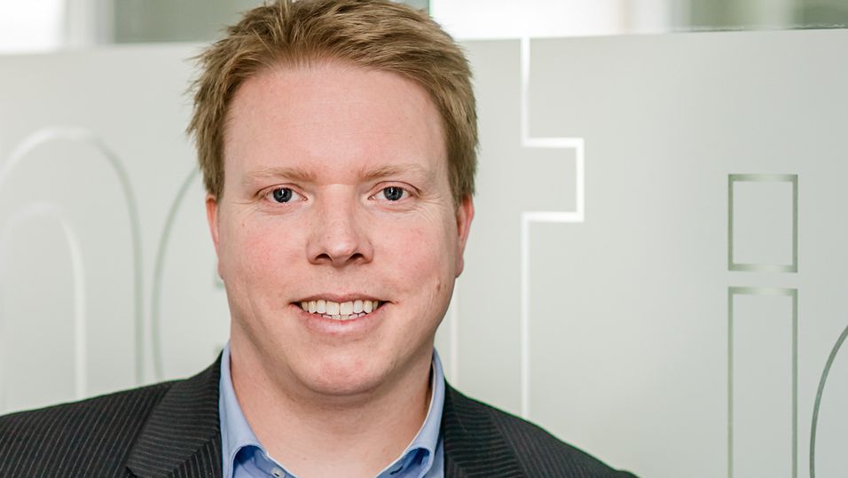 Ice-sjef Eivind Helgaker har hendene fulle av både kunder og hemmeligheter. Noe er i gjære, lover han, men nysgjerrige må pent smøre seg med tålmodighet.