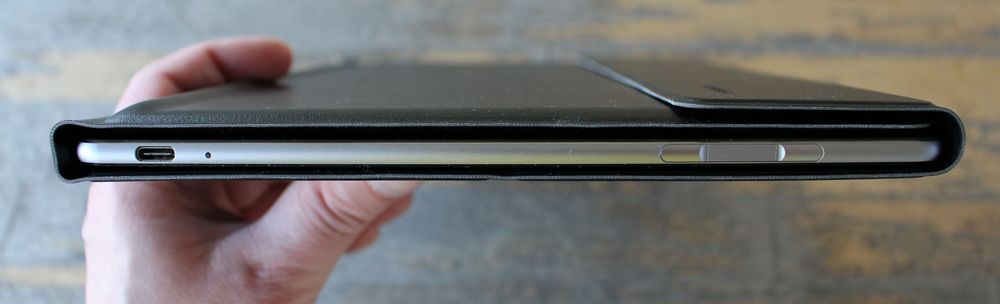 MateBook er godt beskyttet av tastaturdekselet. Her har vi også USB Type-C-kontakten til venstre, og mellom volumknappene til høyre sitter fingeravtrykksleseren.