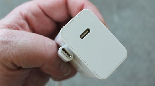 Medfølgende lader og kabel er også USB Type-C.
