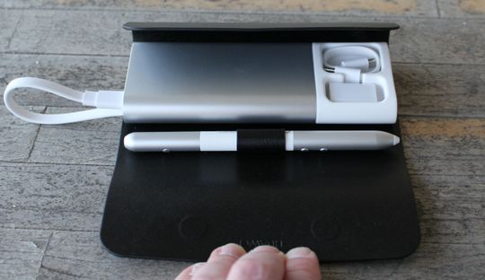 MateDock i etuiet, hvor det også er plass til MatePen og de to USB-overgangene som følger med datamaskinen.
