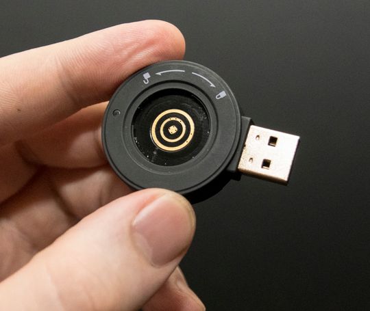 En av de fineste tingene med Pod Trackers er en løs lader og et ekstra batteri. Dermed kan man raskt bytte batteri på katten når den er inne.