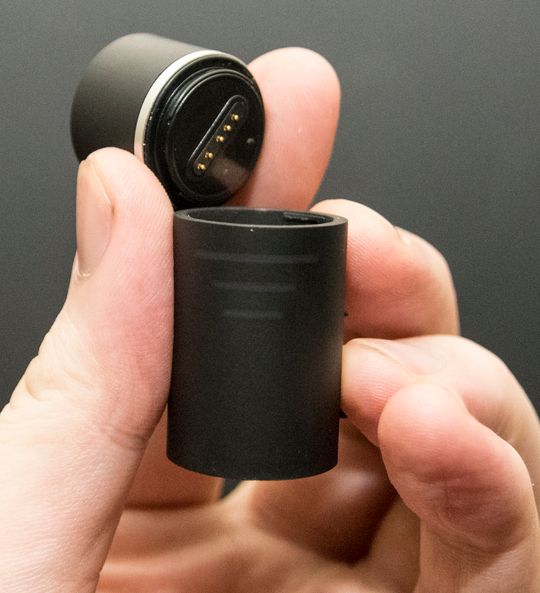 Pod Trackeren og batteriet sitter fast med en skrukobling. Å skifte gjøres i en håndvending.