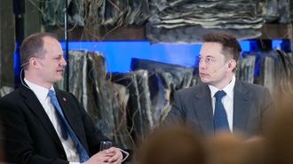 Samferdselsminister Ketil Solvik-Olsen i samtale med Tesla-gründer Elon Musk under regjeringens konferanse om fremtidens transportløsninger i april i år.