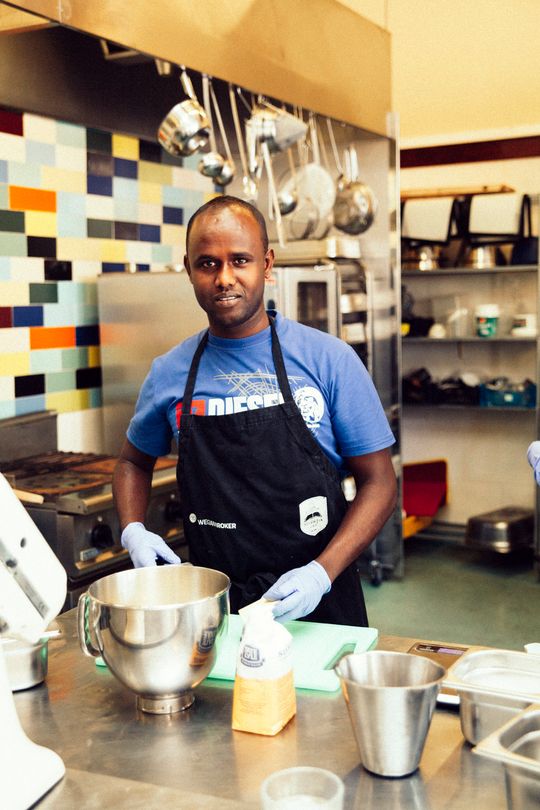 Mohammed Abdullahi fra Somalia følger oppskriften nøye.