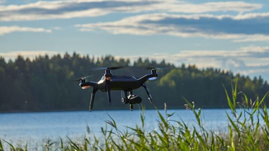 De smarte opptakene kan hjelpe deg med å lage kontrollerte videoer i stor hastighet over risikofyllt terreng, som for eksempel en innsjø. Da kan du fly ruten rolig først, og så la dronen fly raskere under «spolingen».