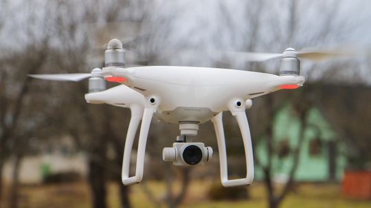 DJIs Phantom 4 er på markedet, og koster omtrent det samme som 3DR Solo med samme utstyr.