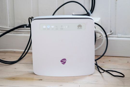 Telia gir bort den nye 4G+ basestasjonen for en krone om du lar deg friste til å forbruke mye data. Da kan det være et godt alternativ å ha den som eneste bredbåndsforbindelse både hjemme og på hytta.