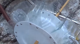 Hjulet består av avkappede plastflakse-bunner festet på engangstallerkener av plast.