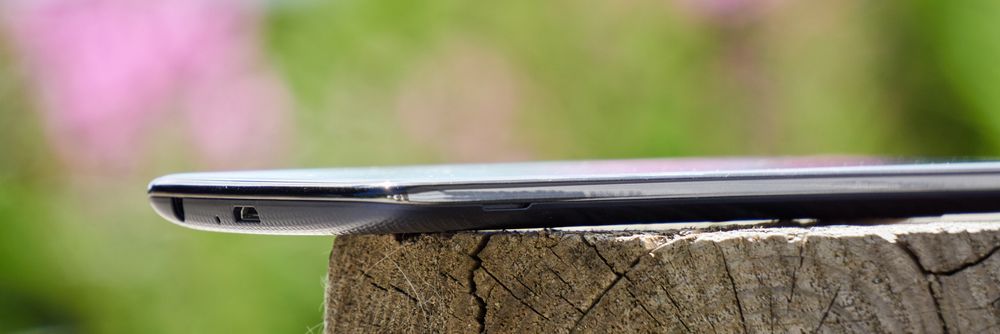 LG K10 er ikke blant de tynneste, men formen gjør at den ligger overraskende godt i hånden.