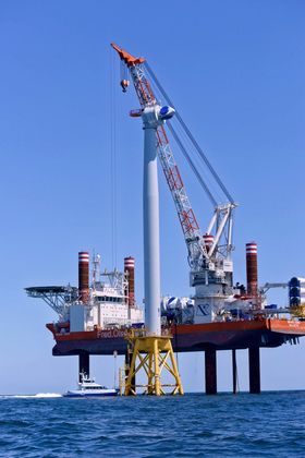 Del for del: Her har Brave Tern løftet nacellen og plassert den på tårnet til USAs første havvindmølle. Havvindparken Block Island (30 MW) skal bestå av fem turbiner.