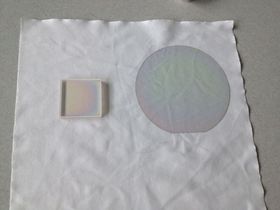 Her har Akhan Semiconductor lagt på diamantbelegg på en plate av kvarts (til venstre) og på en glassplate.