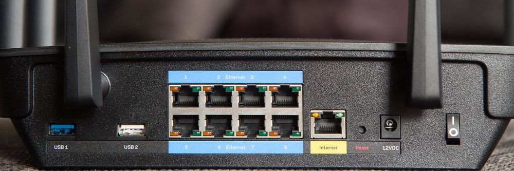Ruteren har hele åtte LAN-porter, i tillegg til en WAN-port og to USB-porter.