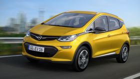 Opel Ampera-e (Chevrolet Bolt) er en elbil med rekkevidde på over 320 kilometer.