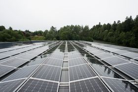Størst vekst for solkraft på næringsbygg: Flere av de nye solcelle-anleggene på norske næringsbygg er enorme, noe som gjør stort utslag på statistikk-estimatene for 2016. Det første solcelle-anlegget til Rema1000 (bildet) er beskjedent i forhold (111 kWp)