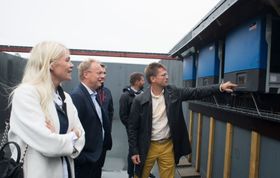 Planlegger flere: Onsdag åpnet Rema1000 sin første dagligvarebutikk med solceller på taket. - Målet vårt er å høste nye erfaringer slik at vi skal kunne installere solcelleanlegg på flere av våre butikker, sier kommunikasjonsdirektør Mette Fossum Beyer. På bildet, fra venstre: Fossum Beyer, byrådsleder i Oslo, Raymond Johansen (Ap) og solpanelmontør Per Urdahl i Solel.