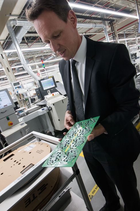 Oppdateres: Rüdiger Hellenkamp hos Miele har ansvaret for produksjonen av elektronikkdeler til vaskemaskinene, stekovnene og oppvaskmaskinene til Miele. Det er ingen enkel utfordring å lage avansert elektronikk som skal holde ut i husets ofte fuktigste rom.