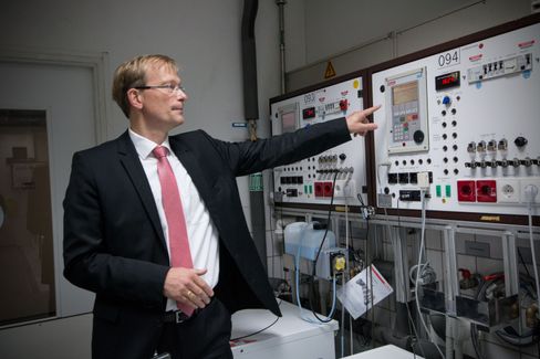 Teller i vei: Dr. Gayk viser et av panelene som sakte men sikkert teller opp antall vaskeprogrammer maskinen under har gjennomført i testrunden. Det er ikke over før panelet viser 5000 utførte programmer, eller ca. 20 års antatt bruk.