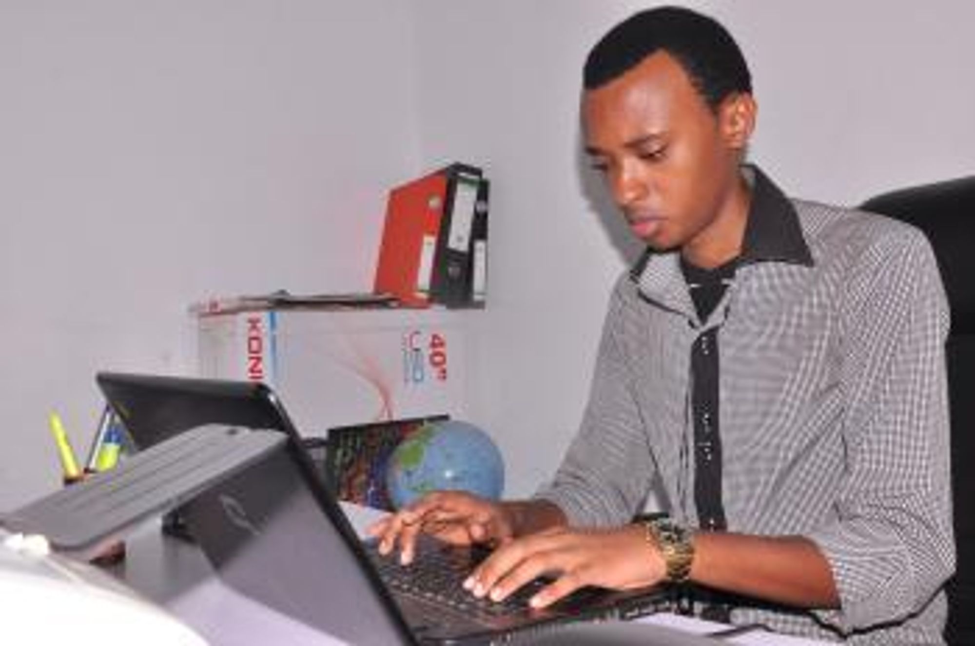 Alain var 14 år da han startet sin lille IT-bedrift. Foto: Ms Rose Lyadede.