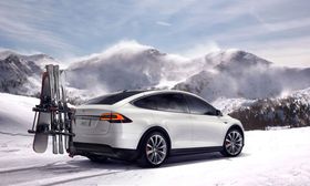 Tesla Model X har mulighet for tilhengerfeste, som åpner for mulighet for stativ bak bilen. En del andre elbiler, som Nissan Leaf, har også mulighet for slike stativ, men ikke tilkobling av tilhenger.