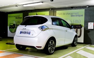 Elbiler som Renault Zoe vil bli stadig viktigere for Renault og andre europeiske bilprodusenter for å holde seg innenfor kommende utslippskrav.