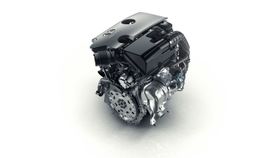 Bensinrevolusjon 2: Nissans nye VT-C-motor som kommer neste år vil være den første produksjonsmodellen i verden med variabelt kompresjonsforhold. En bensinmotor med turbo har vanligvis et lavere kompresjonsforhold for å unngå tenningsbank. Det unngår Nissan ved å variere kompresjonen slik at motoren unngår slike driftsforhold. Toliteren med turbo skal erstatte en sekssylindret 3,5 liter i en Infinitymodell uten at det går ut over ytelsen. Den er på 268 Hk med et dreiemoment på 390 Nm. Resultatet er 27 prosent lavere bensinforbruk.