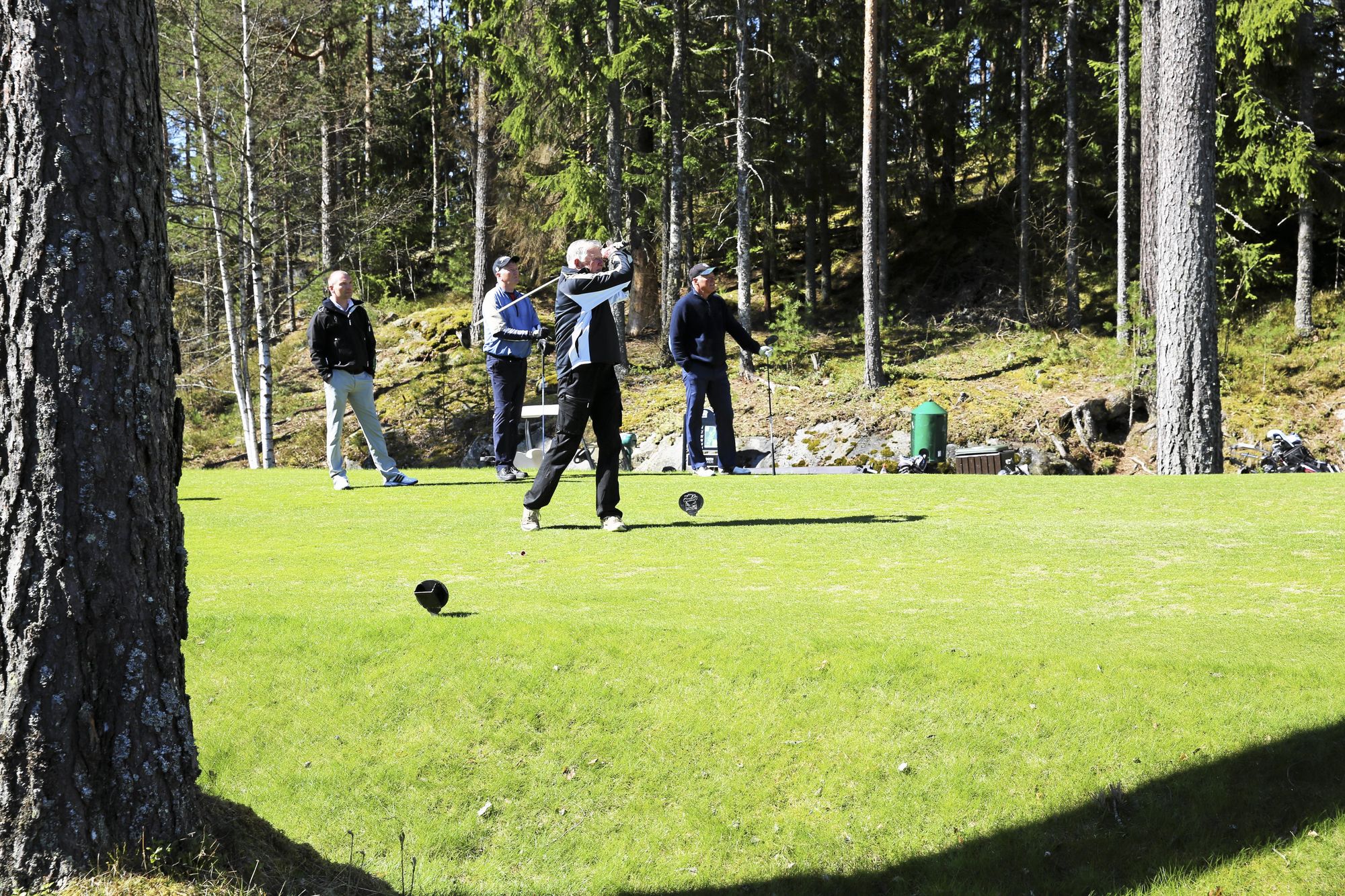 GODT TREFF: Einar Moes utslag på hull 4 var det ingenting i veien med. Daglig leder Frode Valle (fra venstre) og Kjell Morgan Karlsen og Tor Willy Johansen følger med.