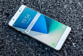 Den minste versjonen av S8 skal få samme størrelse som brettmobilen Galaxy Note 7, her avbildet.