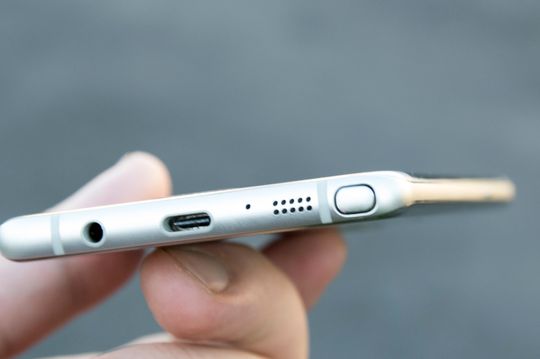 Galaxy Note 7 likner mye på Galaxy S7, men den har den karakteristiske S-pennen nede til høyre på telefonen. I tillegg er den bittelitt strammere i de avrundede hjørnene enn sine Galaxy S7-søsken.