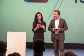 Det var bred enighet om at et Toppindustrisenter var en god idé. Hadia Tajik (Ap), her sammen med konferansier Arne Hjeltnes, skrøt av initiativet.