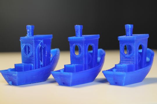 Til venstre: 3DBenchy med støttestruktur og Hyper oppløsning der støttene har smeltet sammen med båten. I midten: Hyper oppløsning, uten støtter. Til høyre: Standard oppløsning uten støtter.