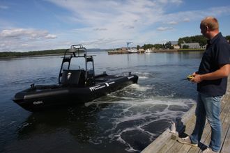 I fjor fikk FFI overlevert Odin. Da ble den fjernstyrt. Siden den gang er utstyret og programvaren for å kjøre autonomt blitt utviklet og installert. Her fra tester ved FFIs anlegg i Horten i august 2016.