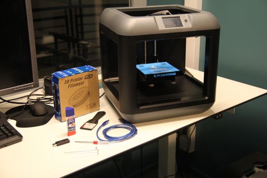 FlashForge Finders skriveplate er 140x140x140 mm stor. Standard PLA-filament (1,75 mm tykk) på rull kan du kjøpe hvor som helst. Vanlig hobbylim på stift gir god heft for modellene du skriver ut.