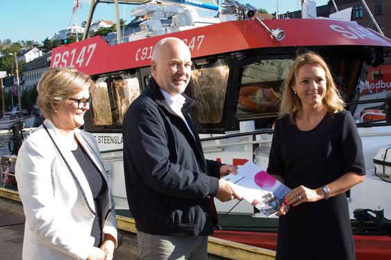 Sjøsikker: NRK-sjef Tor Gjermund Eriksen overrekker dekningsrapporten til kulturminister Linda Hofstad Helleland under Arendalsuka.generalsekretær i Redningsselskapet, Rikke Lind mener det er svært viktig for sjøsikkerheten at det blir god radiodekning for fritidsbåter og kystflåten.