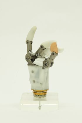 Protesen til Hy5Pro lages ved bruk av 3D-printing i plast, titan og rustfritt stål. Den er bygget opp av få deler, som gjør den robust. .