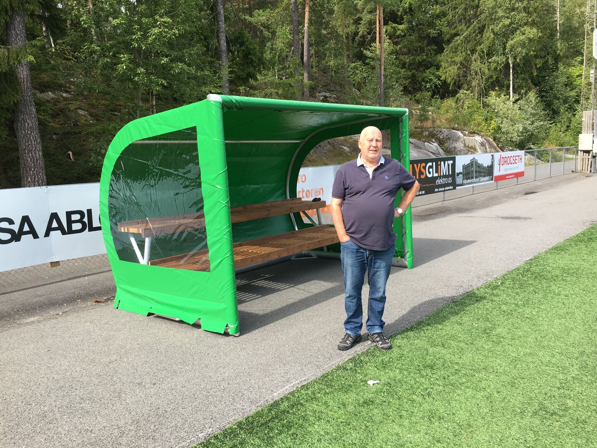 FORNØYD: Håkon Bekkestad i KIL er storfornøyd med at benkene endelig er på plass.