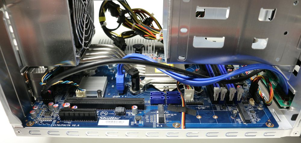 Av innvendige kontakter finner vi blant annet M.2, Mini PCIe, fire spor til RAM, fire SATA-kontakter, x16 PCIe-spor for grafikk og x4 PCIe for eventuelle andre tilleggskort.