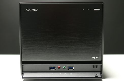 Et panel under fronten skjuler to USB 3.0-kontakter og minijacker for mikrofon og hodetelefoner.