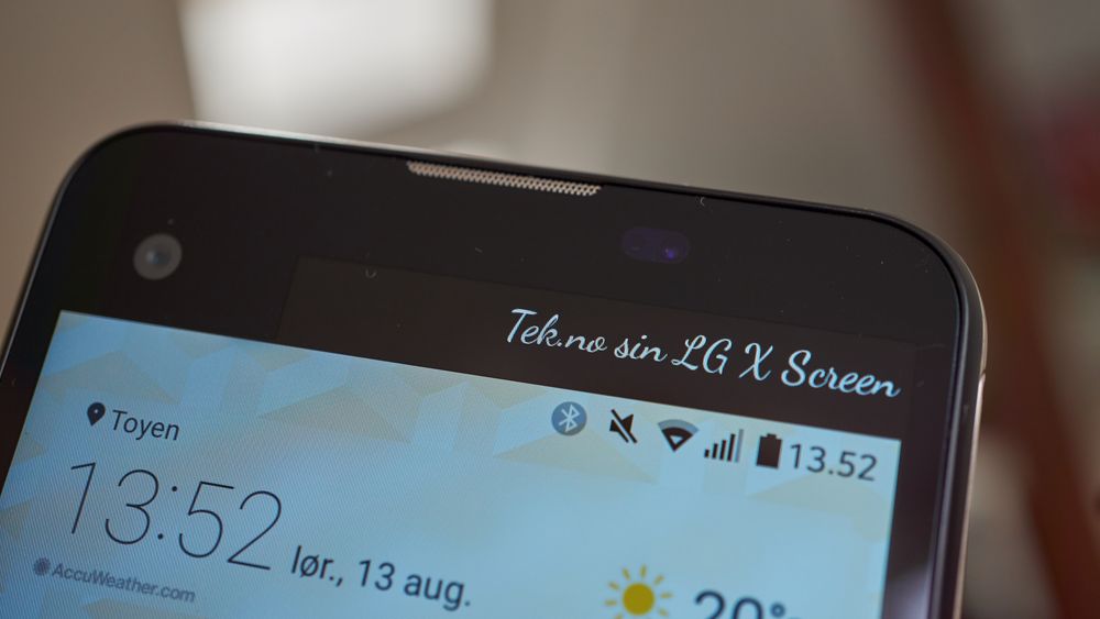 Den ekstra skjermen lar deg blant annet ha en signatur i toppen – uten at vi helt ser den store nytteverdien.