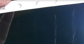 I testen kan man se det som fremstår som tydelige riper, selv når det testes med forholdsvis myke materialer.