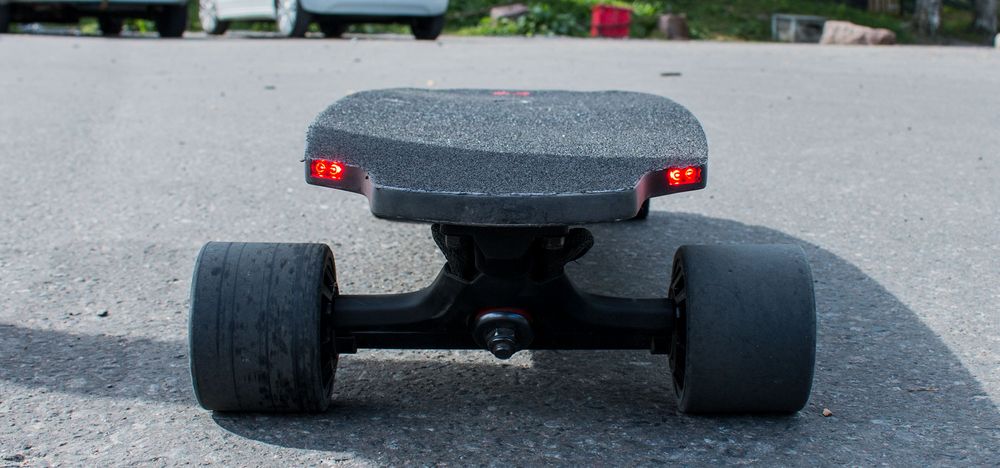 Inboard M1 er utstyrt med lys både framme og bak.