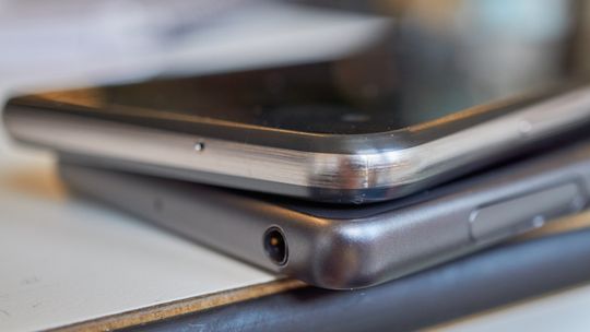Imitert metall vs ekte metall (Xperia X Performance). Her synes også skjøtet i X Screens rammehjørne.