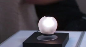 Når den ikke er i bruk kan den brukes som lampe.