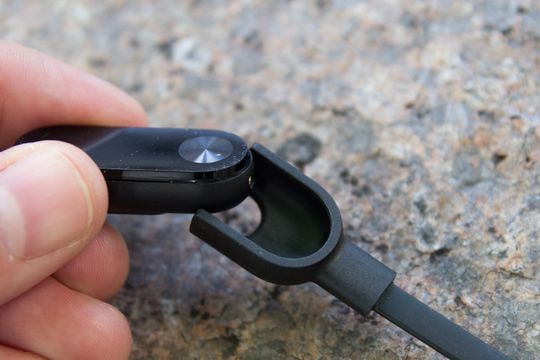 Registreringsenheten til Mi Band 2 tas ut av armbåndet og settes i en spesiell ladeadapter når den er tom for strøm.