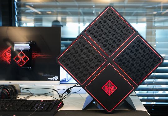 Omen X hviler i en 45-gradersposisjon for forbedret luftflyt, og for et sterkere førsteinntrykk, selvsagt.