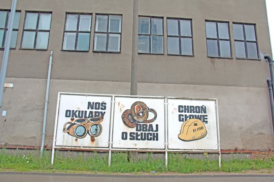 Ved inngangen til Crist-verftet blir man påminnet HMS-reglene.
