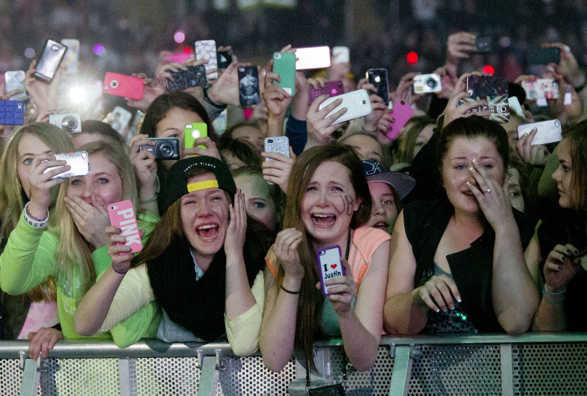 Med tusenvis av smartmobilbrukere på konsert, kan den eventuelle Wi-Fi-kapasiteten fort bli sprengt. Bildet er fra en Justin Bieber-konsert i Telenor Arena tidligere i år.