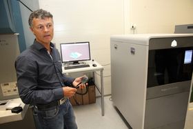3D-satsing: Daglig leder Bjørn Foss i Jatronic bruker den nye 3D-maskinen til å utvikle ny design på radiokommunikasjon offshore, der Jatronic har sitt hovedmarked.