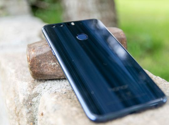 Det er vanskelig å fange akkurat hvor sukkertøyaktig Honor 8 er i utseendet. Den ser nesten litt flytende ut under rett lys.