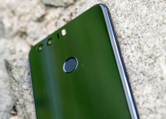 Huawei har for vane å ha fingerleseren på baksiden av telefonen. Normalt sett er det kun en statisk leser, men på Honor 8 er den også en knapp du kan velge ulike funksjoner for.